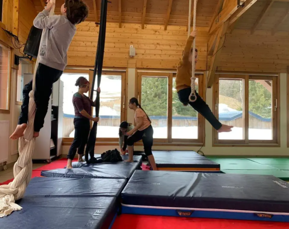 Atelier cirque - Classe verte - Classes de découvertes - Centre Le Bien Veillant dans les Alpes (38)