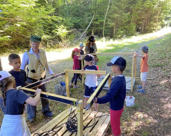 Assemblage d'une cabane - Colo Cabanes en équilibre - Colonies de vacances - Centre Le Bien Veillant dans les Alpes (38)