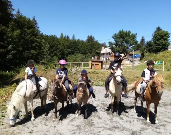 Balade en poney - Colo Passion animal - Colonies de vacances - Centre Le Bien Veillant dans les Alpes (38)