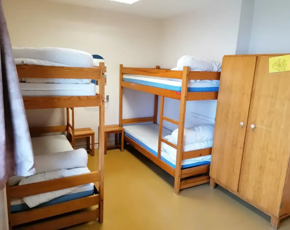 Chambre 4 personnes à l'étage - Centre d'hébergement, gîte de groupe Le Bien Veillant dans les Alpes (38)