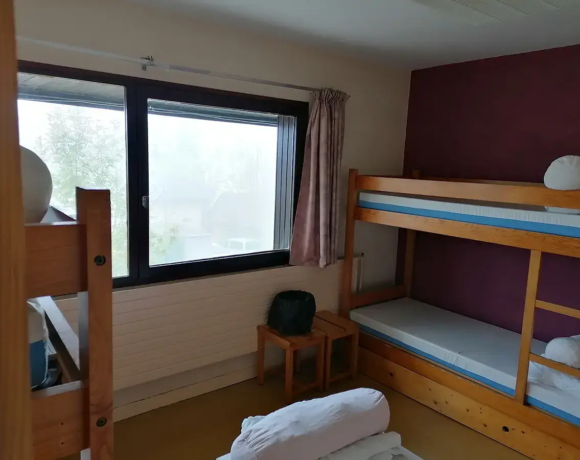 Chambre 4 personnes à l'étage - Centre d'hébergement, gîte de groupe Le Bien Veillant dans les Alpes (38)