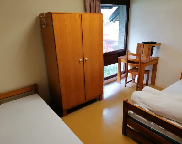 Chambre accessible PMR au rez-de-chaussée - Centre d'hébergement, gîte de groupe Le Bien Veillant dans les Alpes (38)