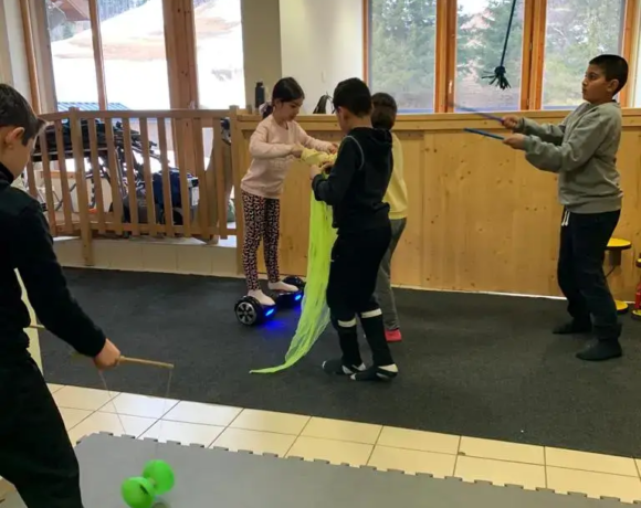 Atelier cirque - Classe rousse - Classes de découvertes - Centre Le Bien Veillant dans les Alpes (38)