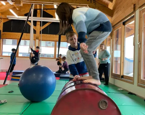 Atelier cirque - Classe rousse - Classes de découvertes - Centre Le Bien Veillant dans les Alpes (38)