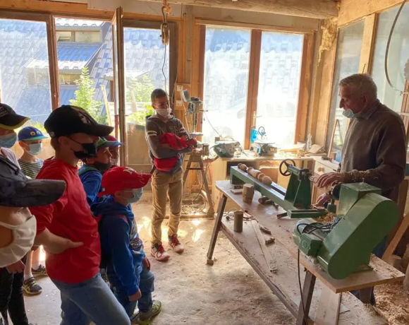 Découverte du métier de sculpteur sur bois - Colonies de vacances et classes de découvertes - Centre Le Bien Veillant dans les Alpes (38) Découverte du métier de sculpteur sur bois - Colonies de vacances et classes de découvertes - Centre Le Bien Veillant dans les Alpes (38)