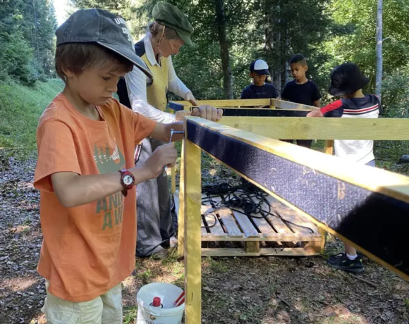 Construction d'une cabane - Colo Cabanes en équilibre - Colonies de vacances - Centre Le Bien Veillant dans les Alpes (38)