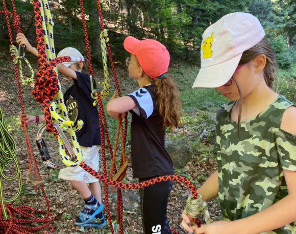 Faire des noeuds sur un baudrier - Colo Cabanes en équilibre - Colonies de vacances - Centre Le Bien Veillant dans les Alpes (38)