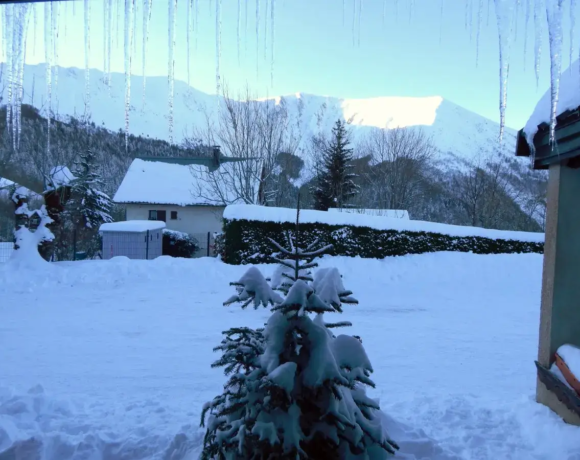 La cour du centre sous la neige - Centre de colonies de vacances Le Bien Veillant à l'Alpe du Grand Serre en Isère (38)