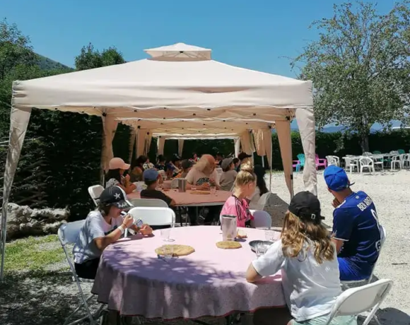 Déjeuner en terrasse - Colonies de vacances - Centre Le Bien Veillant dans les Alpes (38)