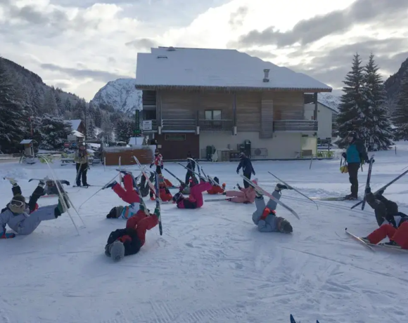 Échauffement avant ski de fond - Classe de neige - Classes de découvertes - Centre Le Bien Veillant dans les Alpes (38)