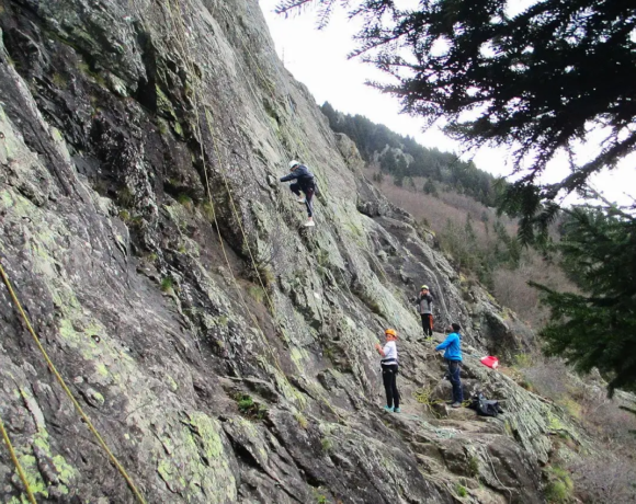 Escalade et via-ferrata - Centre de colonies de vacances Le Bien Veillant à l'Alpe du Grand Serre en Isère (38)