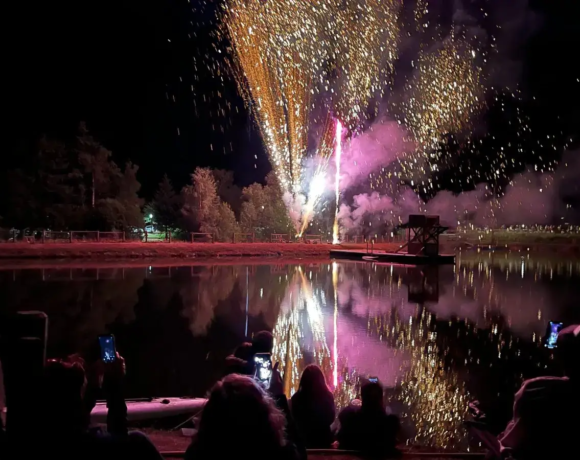 Feu d'artifice au plan d'eau - Colonies de vacances - Centre Le Bien Veillant dans les Alpes (38)