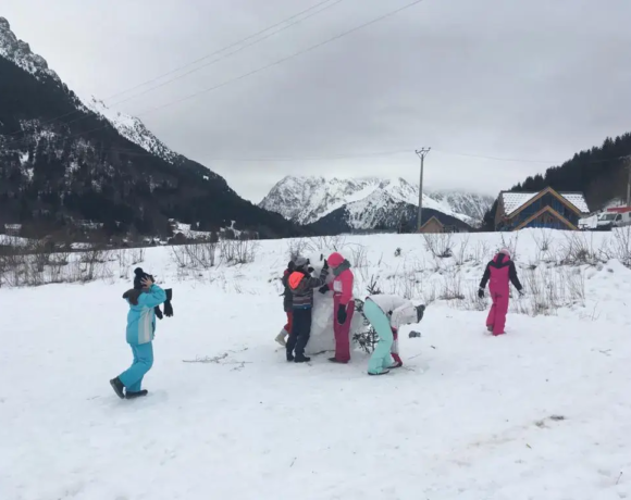 Land art et bonhomme de neige - Classe de neige - Classes de découvertes - Centre Le Bien Veillant dans les Alpes (38)
