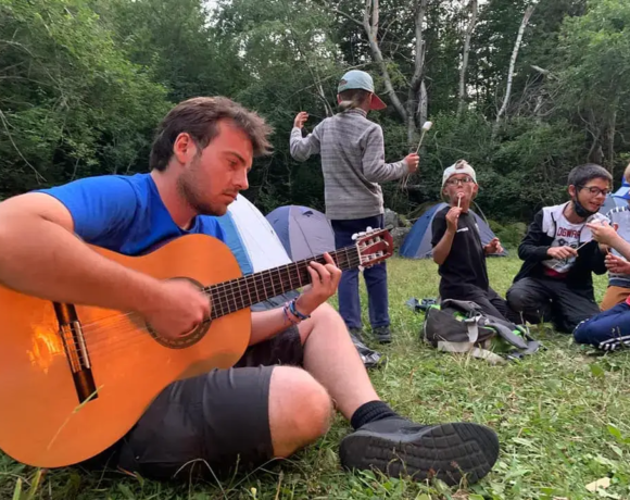 Feu de camp, marshmallows et guitare - Colonies de vacances - Centre Le Bien Veillant dans les Alpes (38)