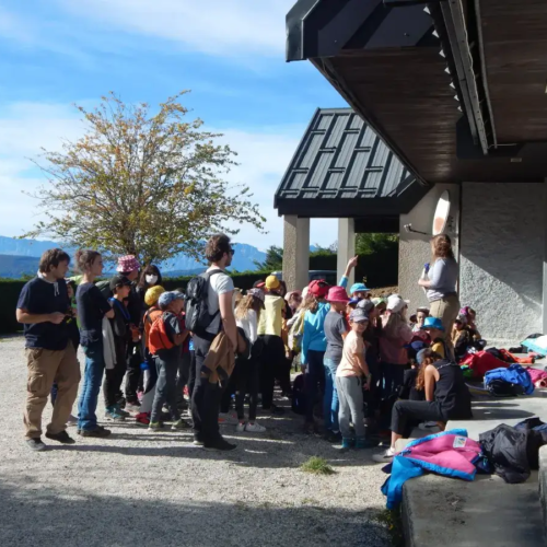 Consignes avant la balade d'orientation - Classe rousse - Classes de découvertes - Centre Le Bien Veillant dans les Alpes (38)