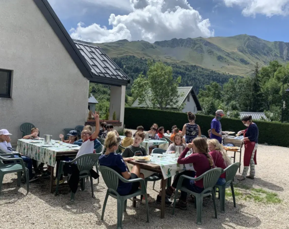 Déjeuner en extérieur - Colonies de vacances - Centre Le Bien Veillant dans les Alpes (38)