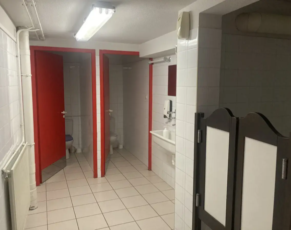 Salle d'eau au rez-de-chaussée - Centre d'hébergement, gîte de groupe Le Bien Veillant dans les Alpes (38)