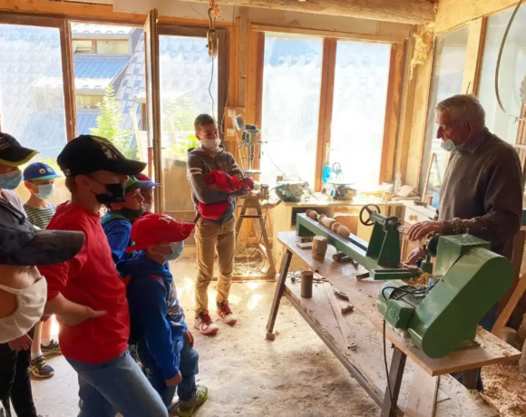Découverte du métier de sculpteur sur bois - Colonies de vacances et classes de découvertes - Centre Le Bien Veillant dans les Alpes (38)